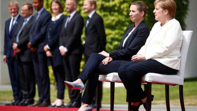 Angela Merkel recibe a la primera ministra de Dinamarca, Mette Frederiksen, con honores militares en Berlín.