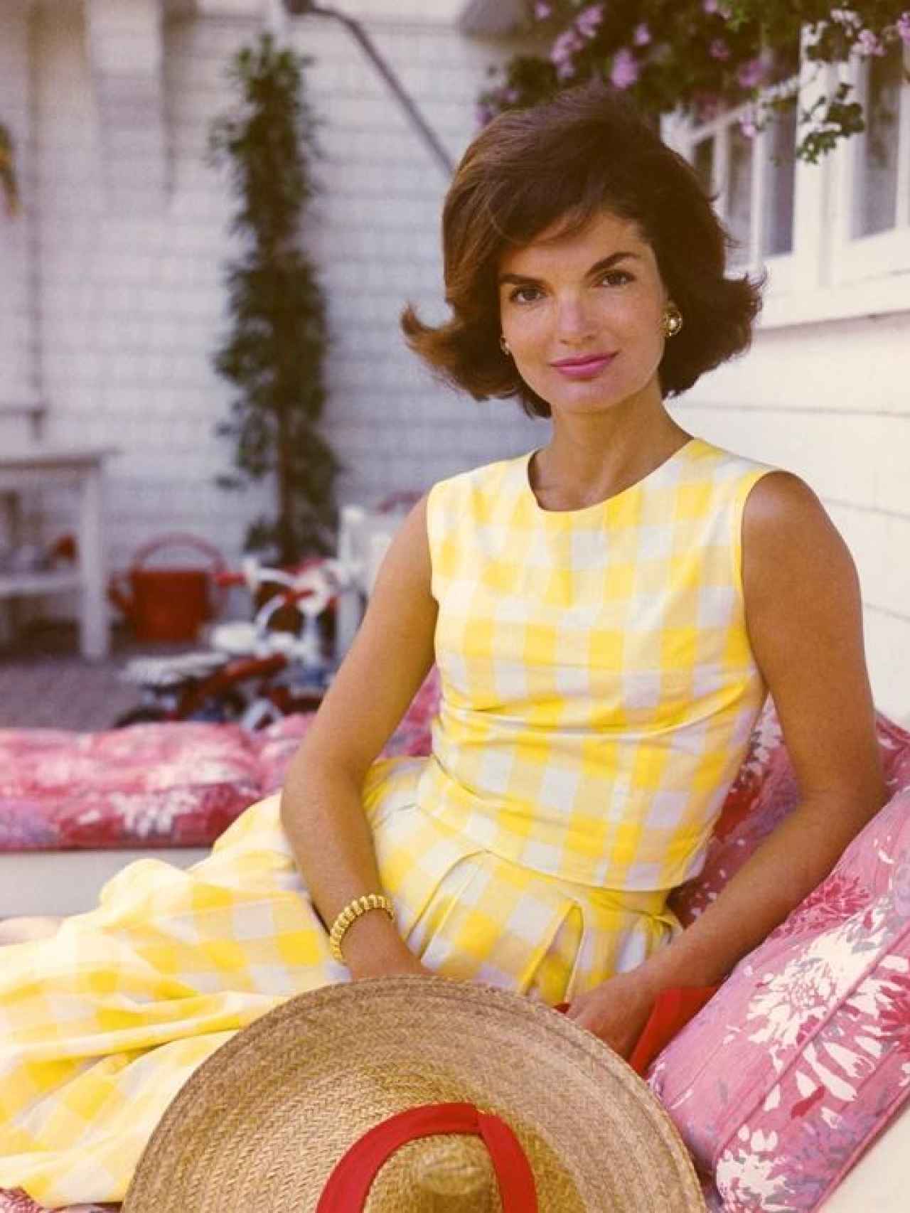 Jackie, posando en el porche de su residencia de verano.