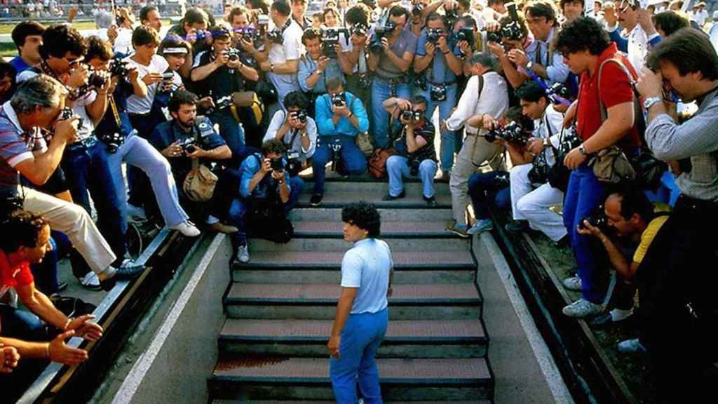 Maradona, el día de su presentación con la camiseta del Nápoles en 1984.
