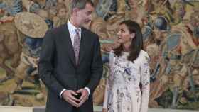 Los reyes de España Felipe VI y Letizia en el Salón de Audiencias de Zarzuela.