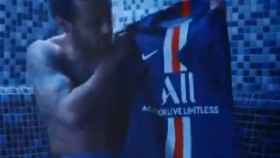 Neymar con la nueva camiseta del PSG