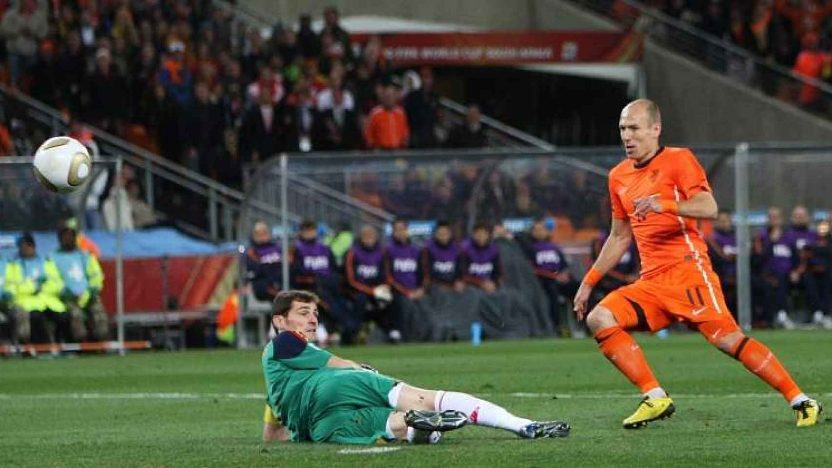Casillas detiene un mano a mano a Robben en la final del Mundial 2010.