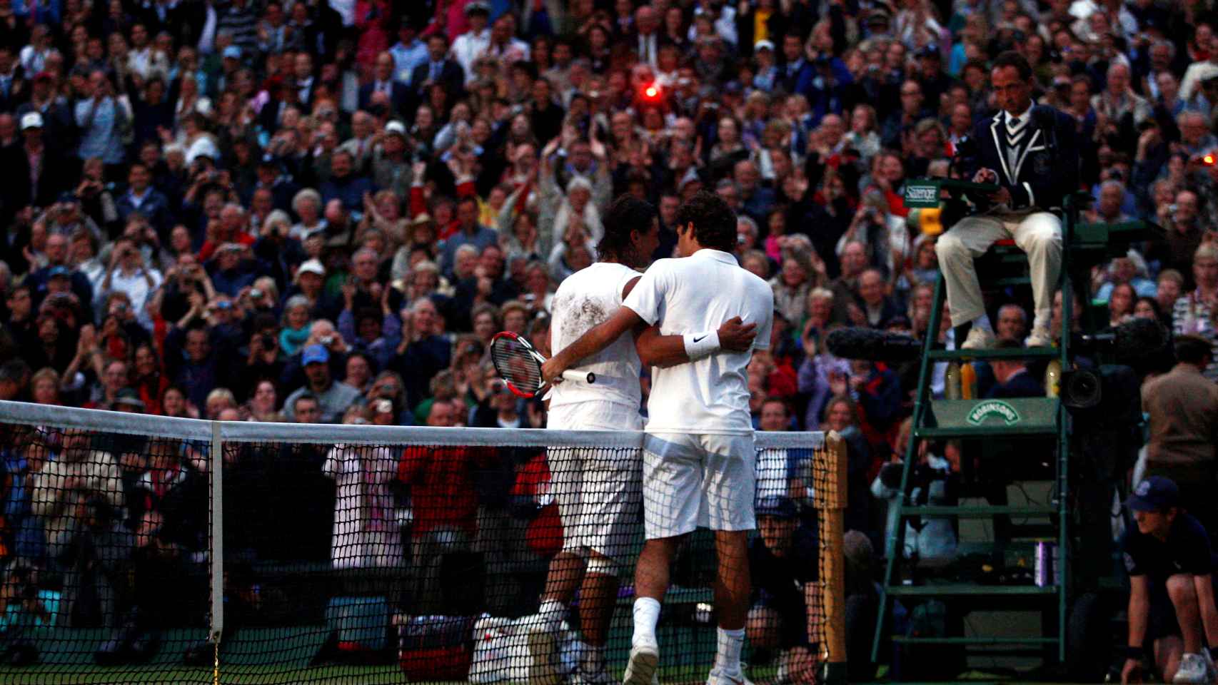 Rafael Nadal y Roger Federer al finalizar la final de Wimbledon en 2008