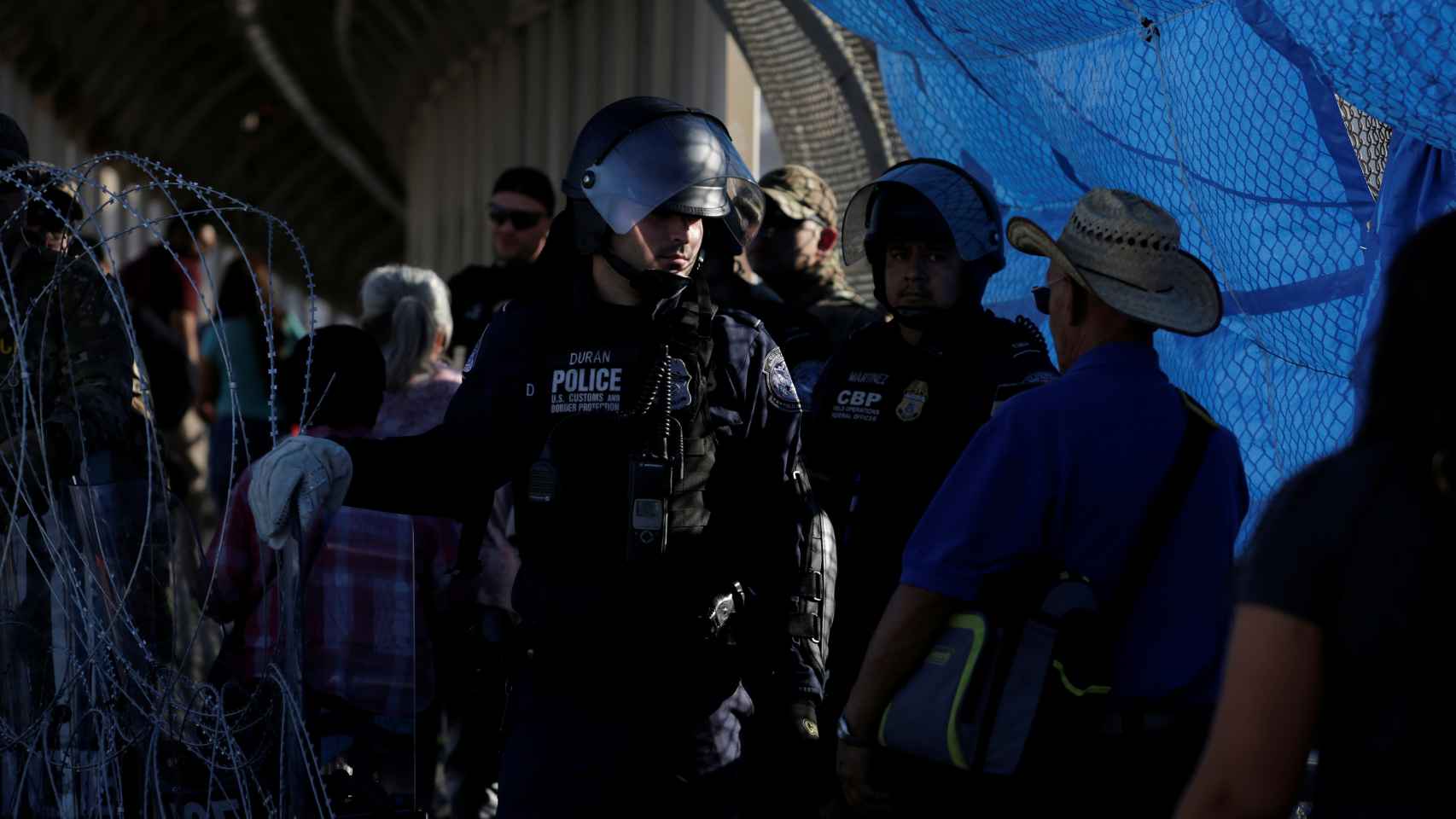 La policia junto a los inmigrantes en Paso del Norte.