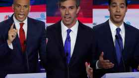 Tres candidatos demócratas en el debate de Telemundo: Cory Booker (izquierda), Robert O'Rourke (centro) y Julián Castro (derecha)
