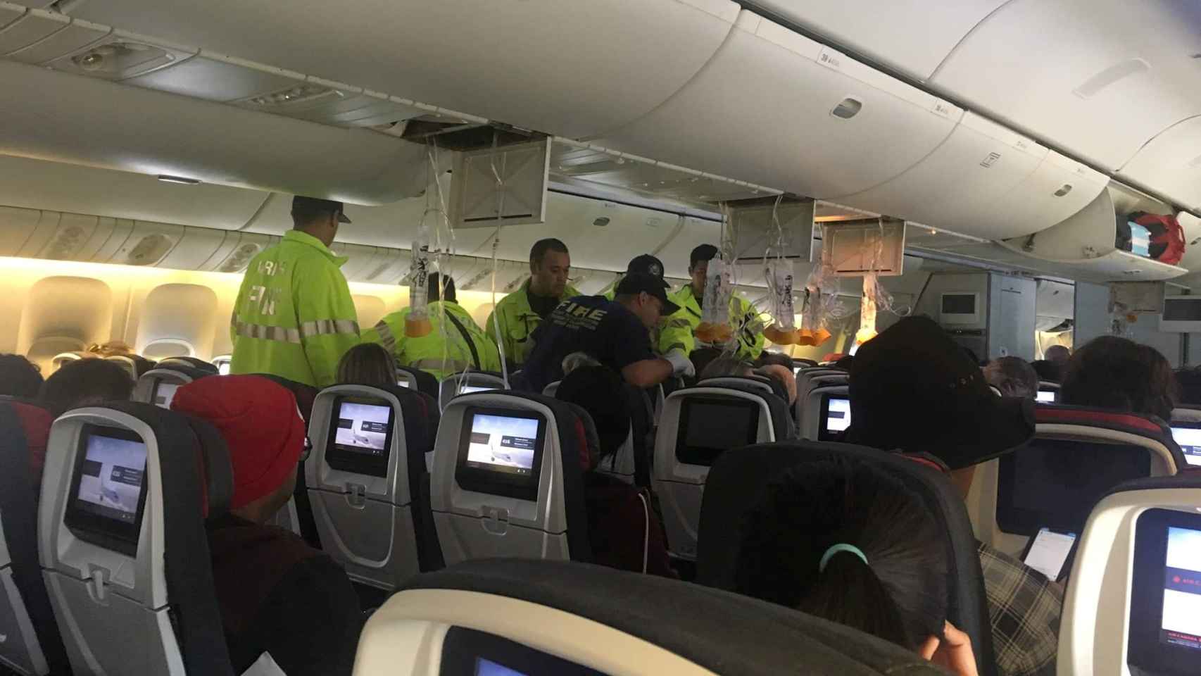 Equipos de emergecia atienden a los pasajeros del vuelo de Air Canada AC 33