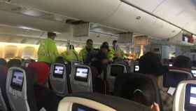 Equipos de emergecia atienden a los pasajeros del vuelo de Air Canada AC 33