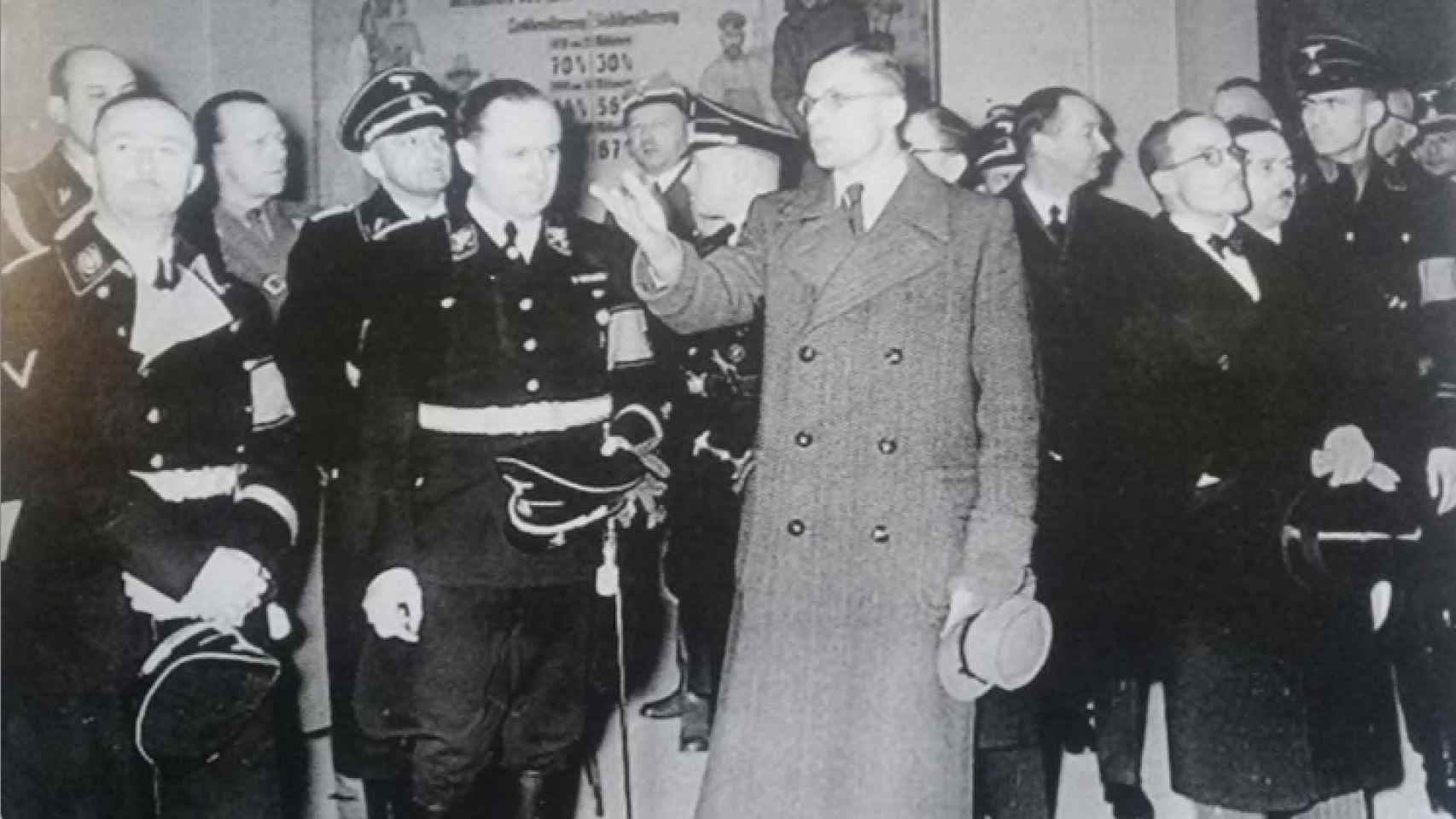 Richard Walther Darré (junto al hombre de civil) y Heinrich Himmler (a su izquierda).