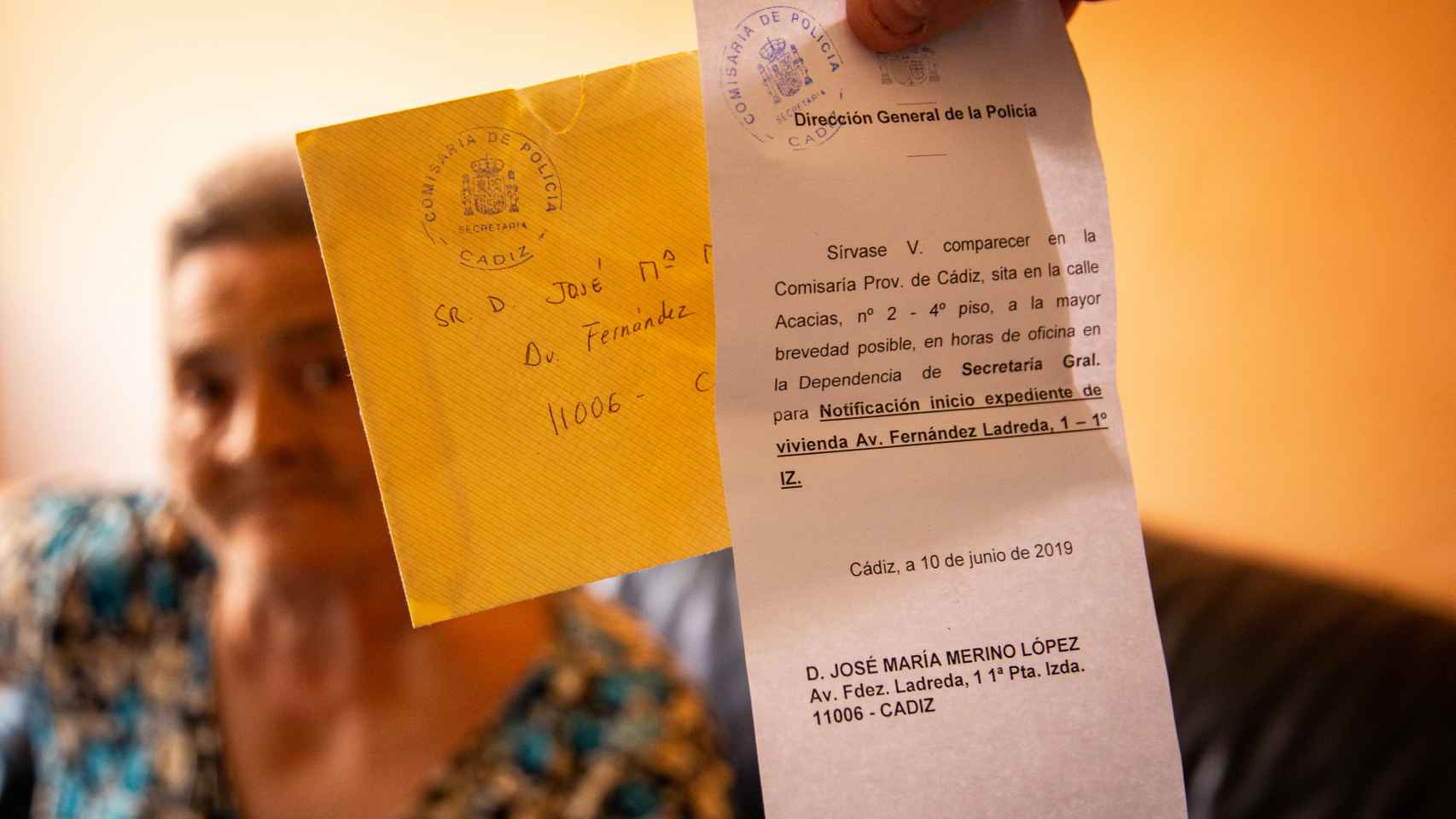 Cándida López con la notificación del expediente.