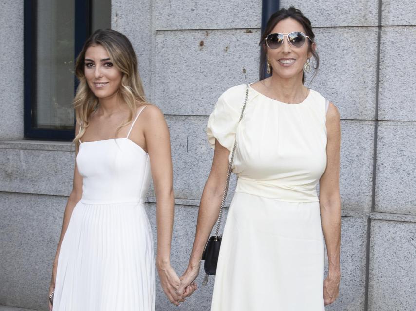 Paz Padilla fue el principal apoyo de su hija en el día de su graduación.