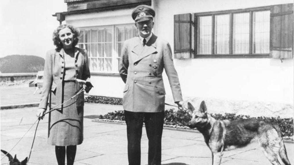 Hitler y Eva Braun en los Alpes.