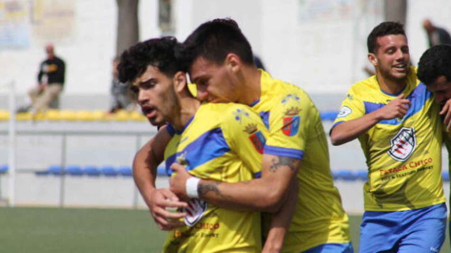 Mario García, que recientemente ha fichado por el CD Toledo, abraza a Zequi, nuevo futbolista del Conquense. Foto: Aragón Pina (El Diario de Cádiz)