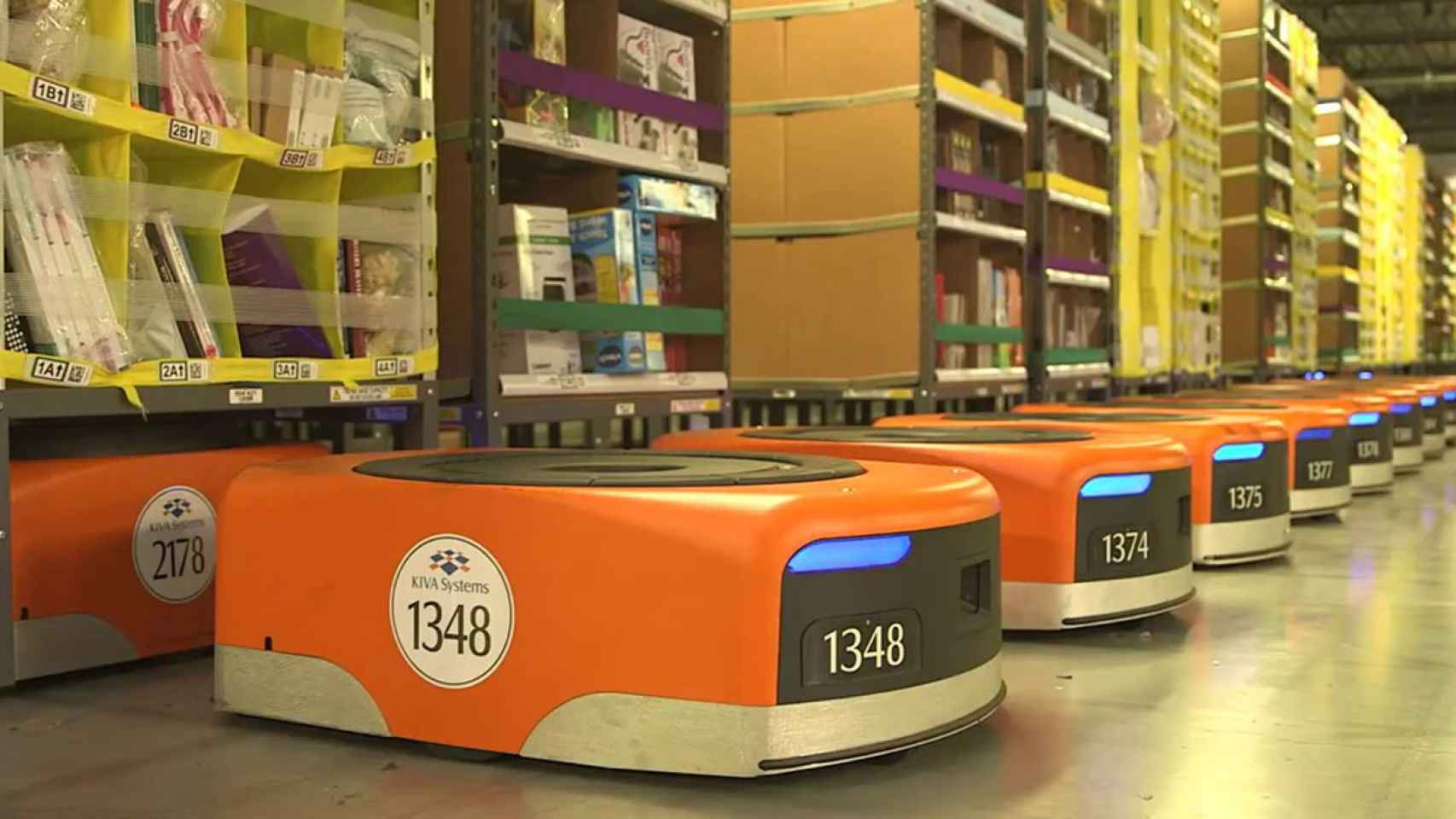 Multitud de robots Kiva en un almacén de Amazon.