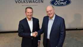 Herbert Diess (Volkswagen) y Jim Hackett (Ford).