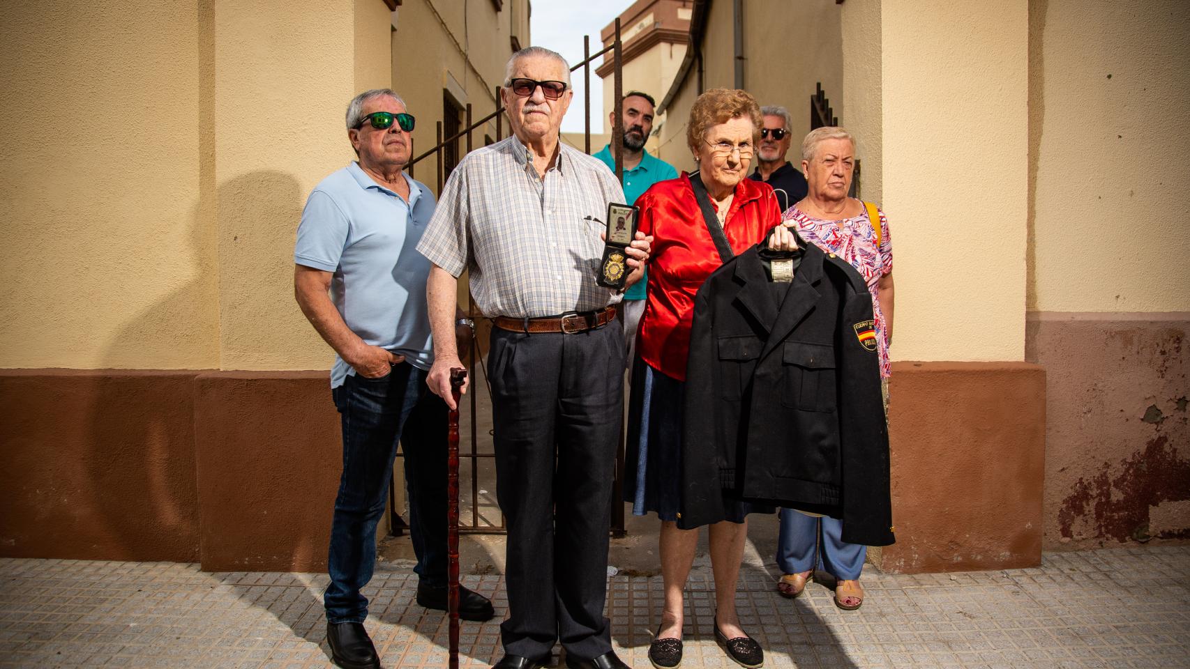 Varios de los vecinos que han recibido la orden de desahucio en Cádiz.