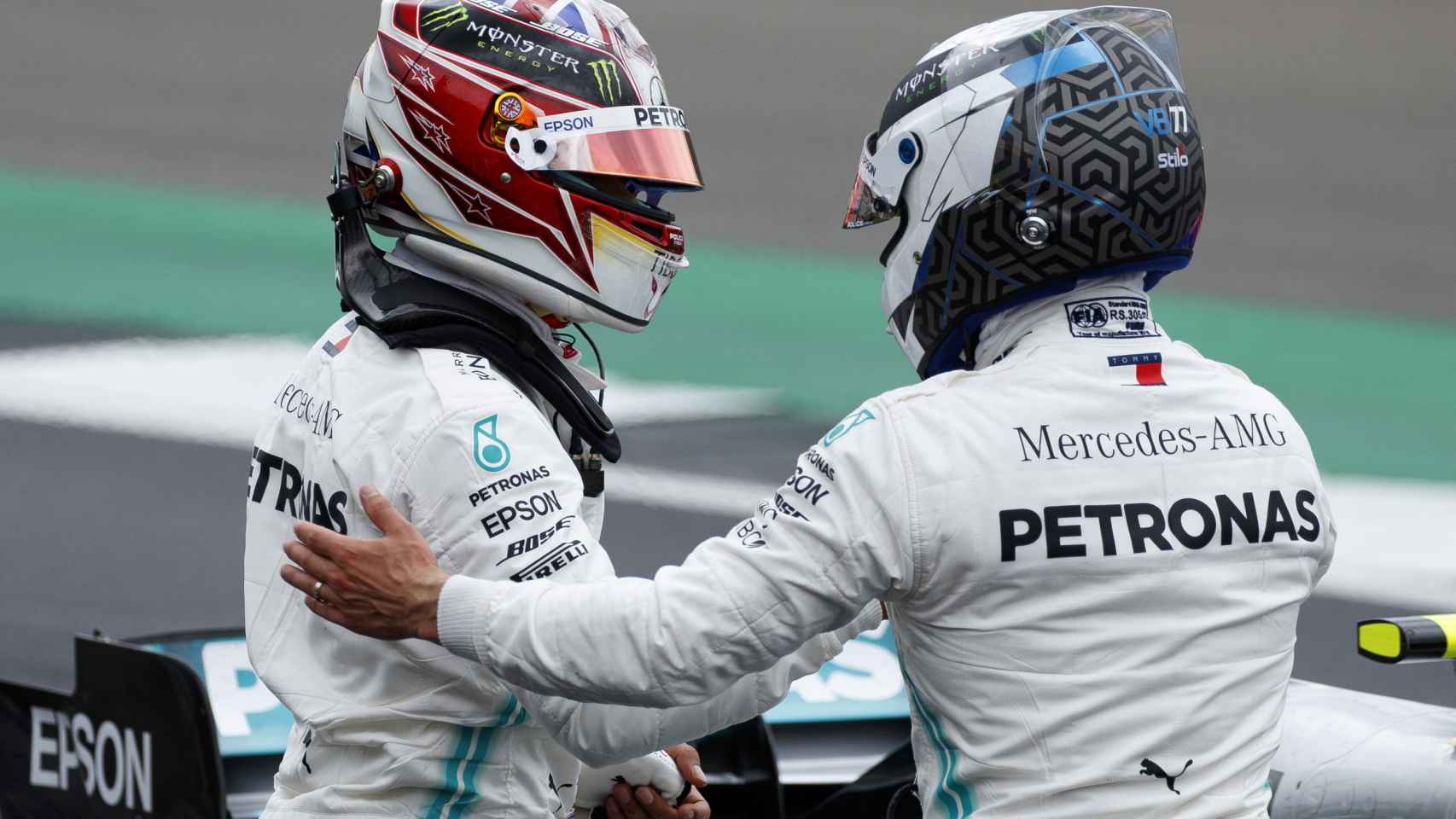Valtteri Bottas y Lewis Hamilton en el GP de Gran Bretaña