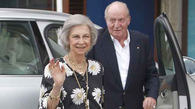 La reina Sofía y Juan Carlos I a su llegada este viernes a una cena en el real Club Náutico de Sanxenxo en honor a la Armada.