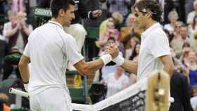 Novak Djokovic y Roger Federer, en Wimbledon 2012