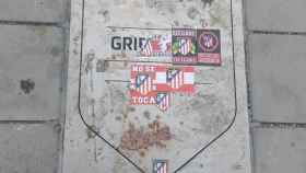 Placa de Griezmann, atacada en el paseo del Wanda Metropolitano. Foto: Twitter (@Tala_Radio)