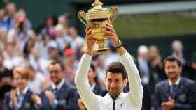 Djokovic alza al cielo de Londres el título de Wimbledon
