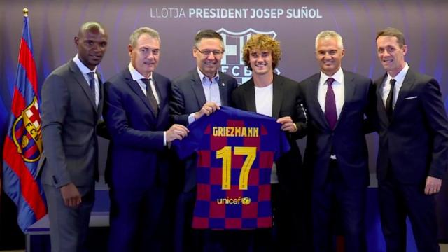 Griezmann posa con su nueva camiseta