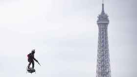 El soldado volador en los cielos de París.
