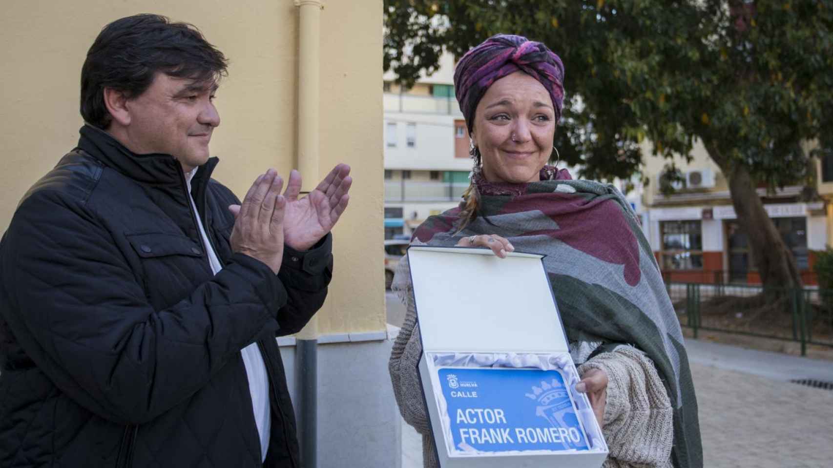 El alcalde de Huelva Gabriel Cruz y Gema Romero, hermana de Frank, en El Higueral.