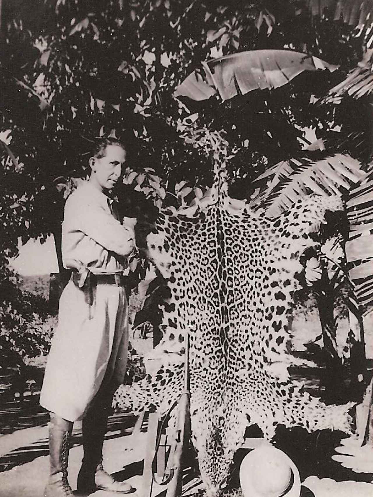 Don Isaac junto a la piel de uno de los jaguares abatidos en la selva.