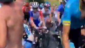 Dos aficionados se bajan los pantalones durante el Tour de Francia