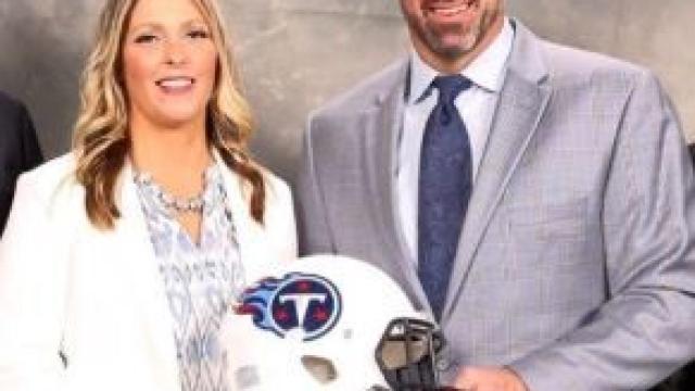 Mike Vrabel junto a su mujer. Foto: Twitter (@CoachVrabel50)