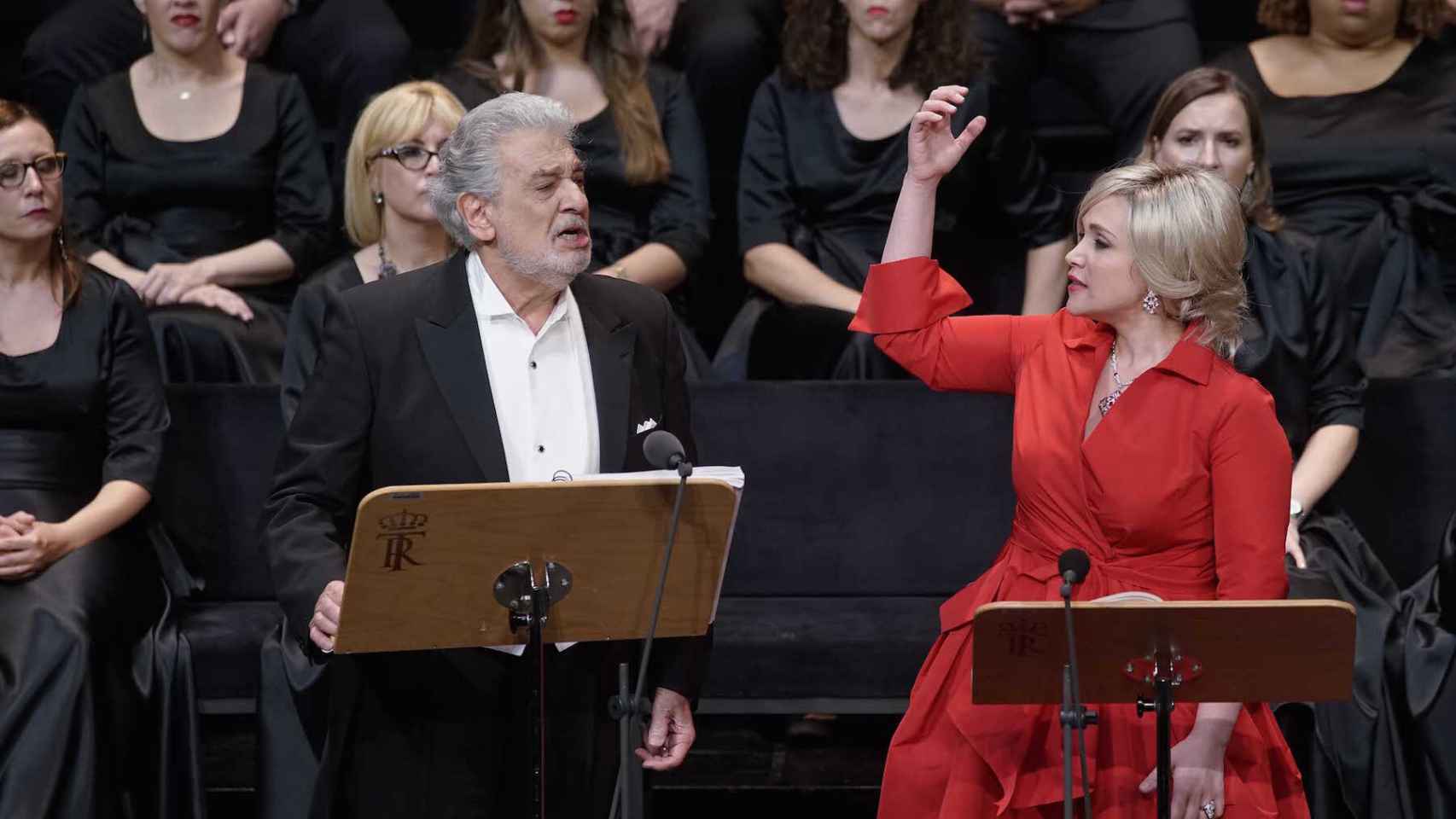 Plácido Domingo, junto a la soprano Carmen Ginnasttàsio, este domingo en el Teatro Real.