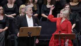 Plácido Domingo, junto a la soprano Carmen Ginnasttàsio, este domingo en el Teatro Real.