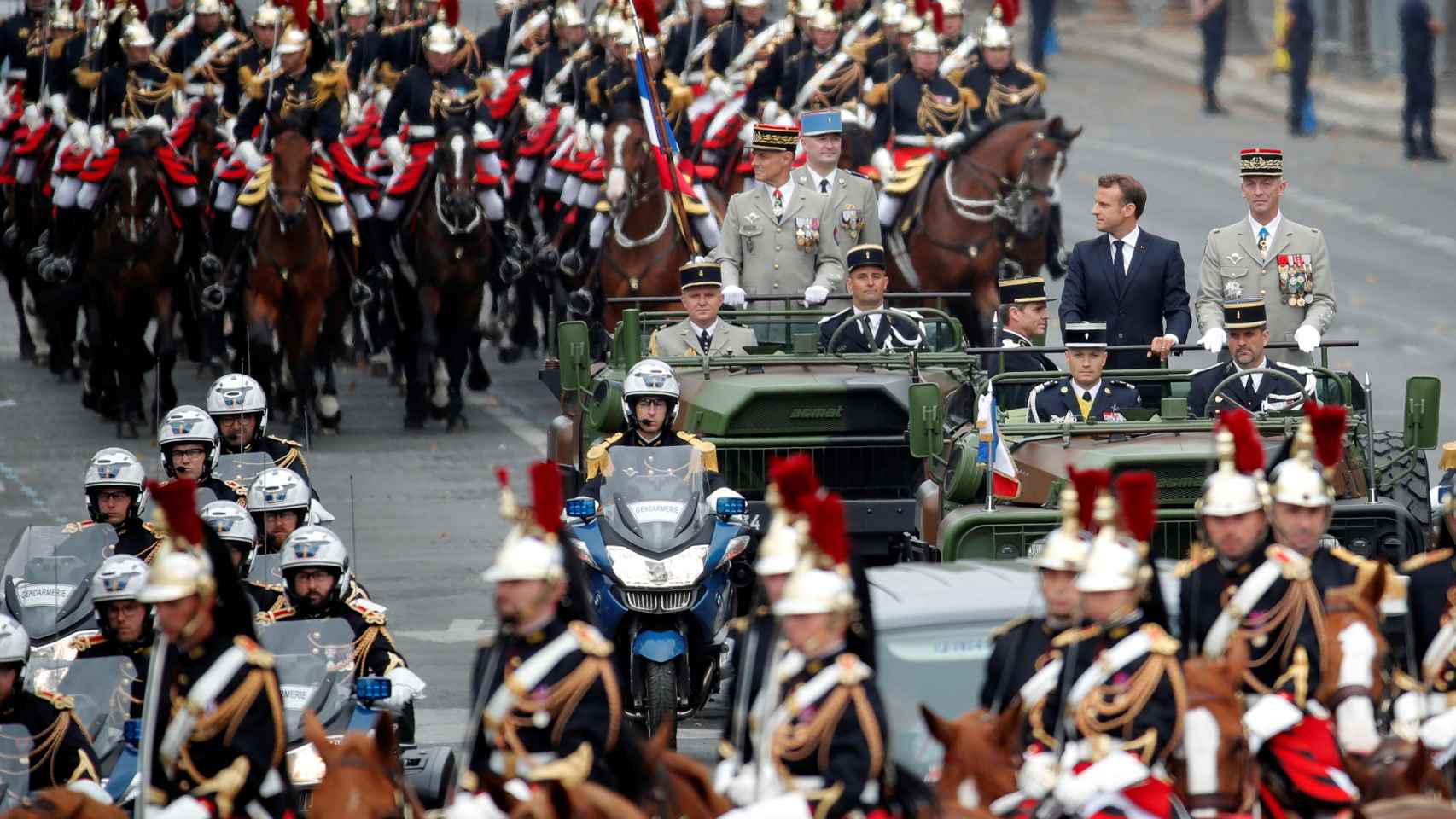 Emmanuel Macron presidiendo el desfile en el Día Nacional de Francia.