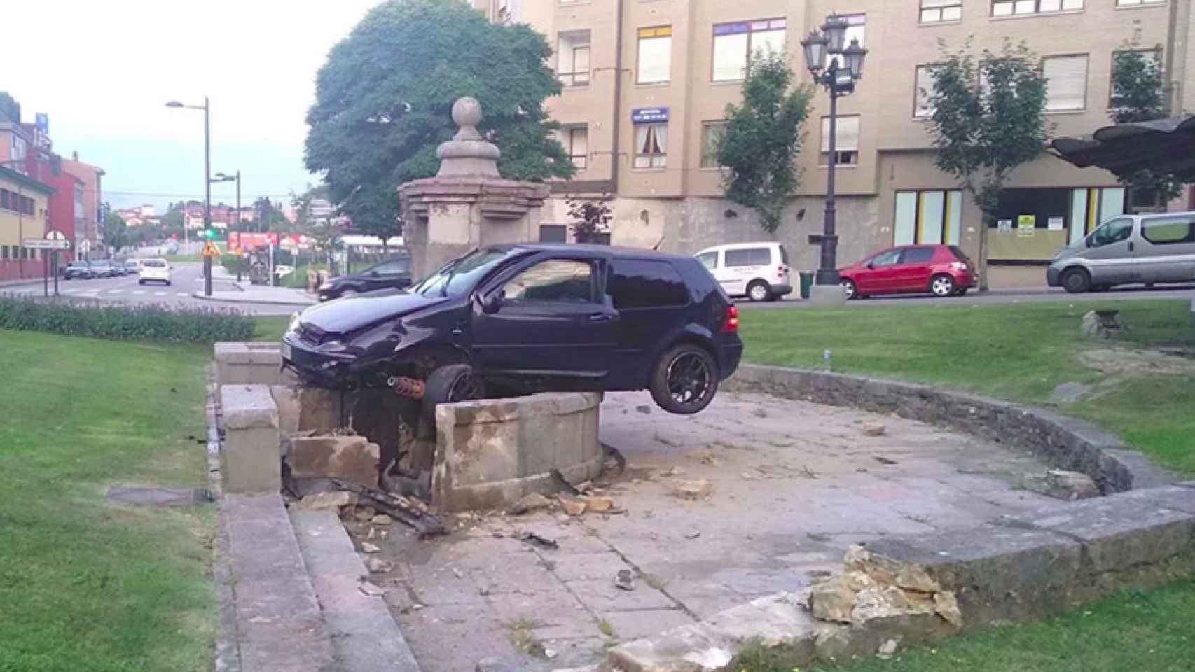El coche ha causado graves daños a la fuente del siglo XVIII ubicada en un barrio de Oviedo