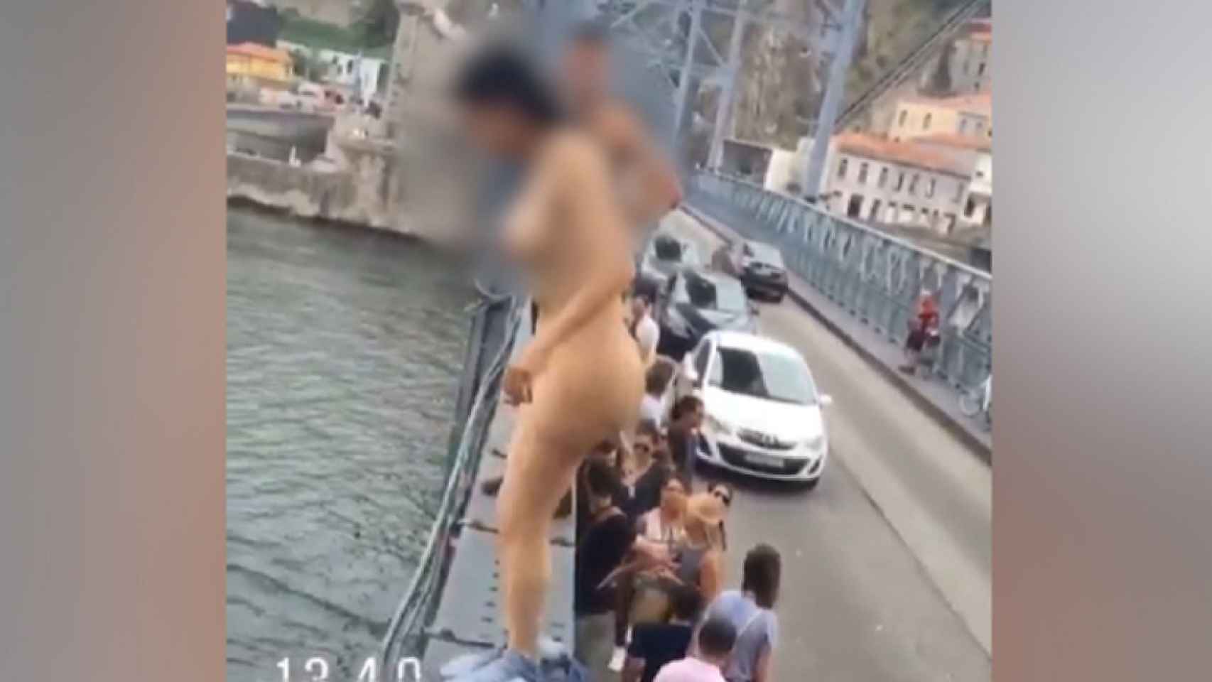 Conmoción en Portugal una mujer se desnuda y se lanza desde un puente en Oporto