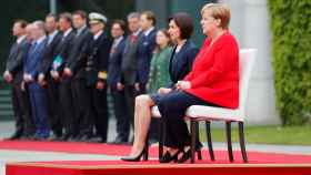 Angela Merkel y la primera ministra de Moldavia durante una ceremonia este martes