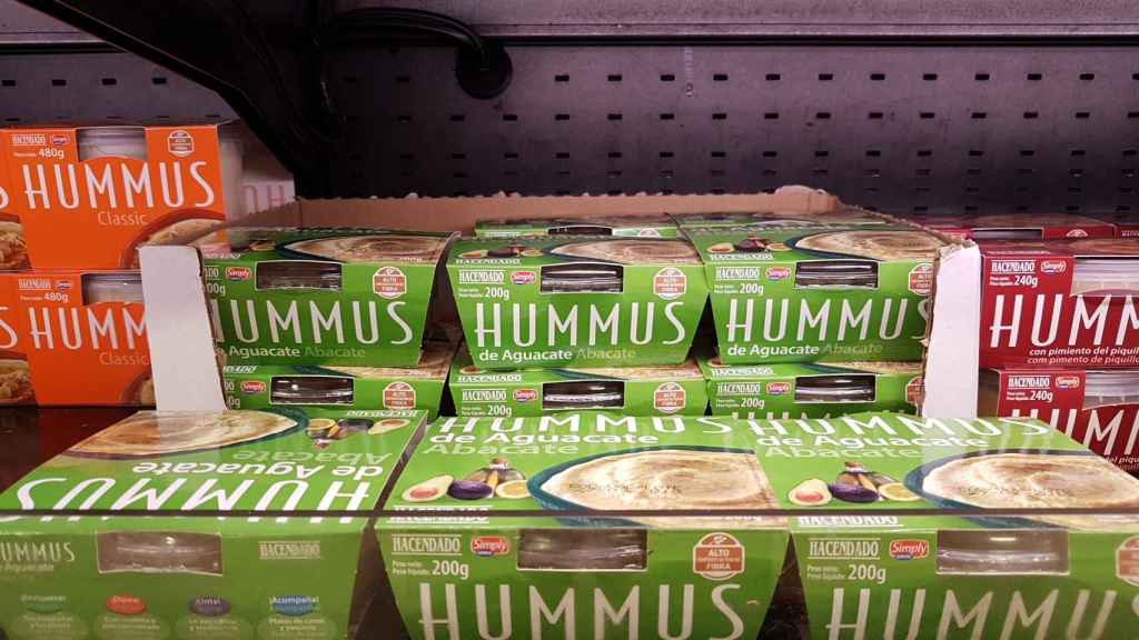 El hummus de aguacate de Mercadona en una de las estanterías del supermercado.