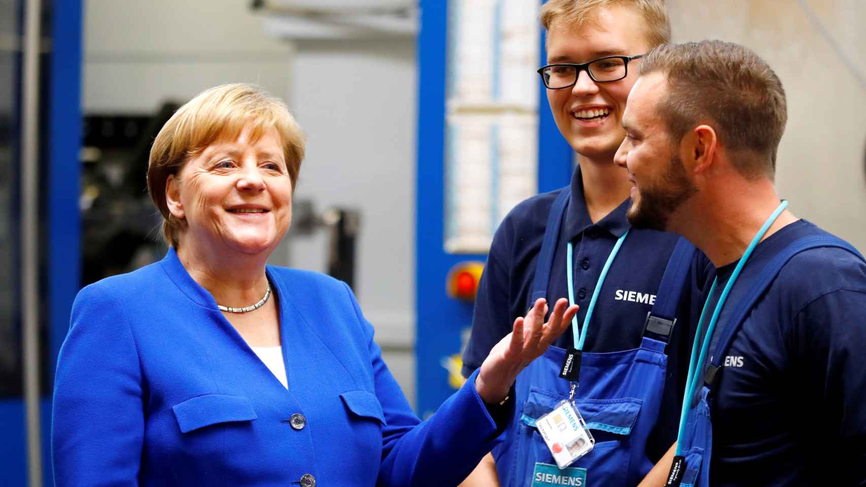 Merkel con unos trabajadores de Siemens en una visita a la planta de Goerlitz