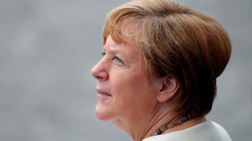 Angela Merkel en la parada de los Campos Elíseos.