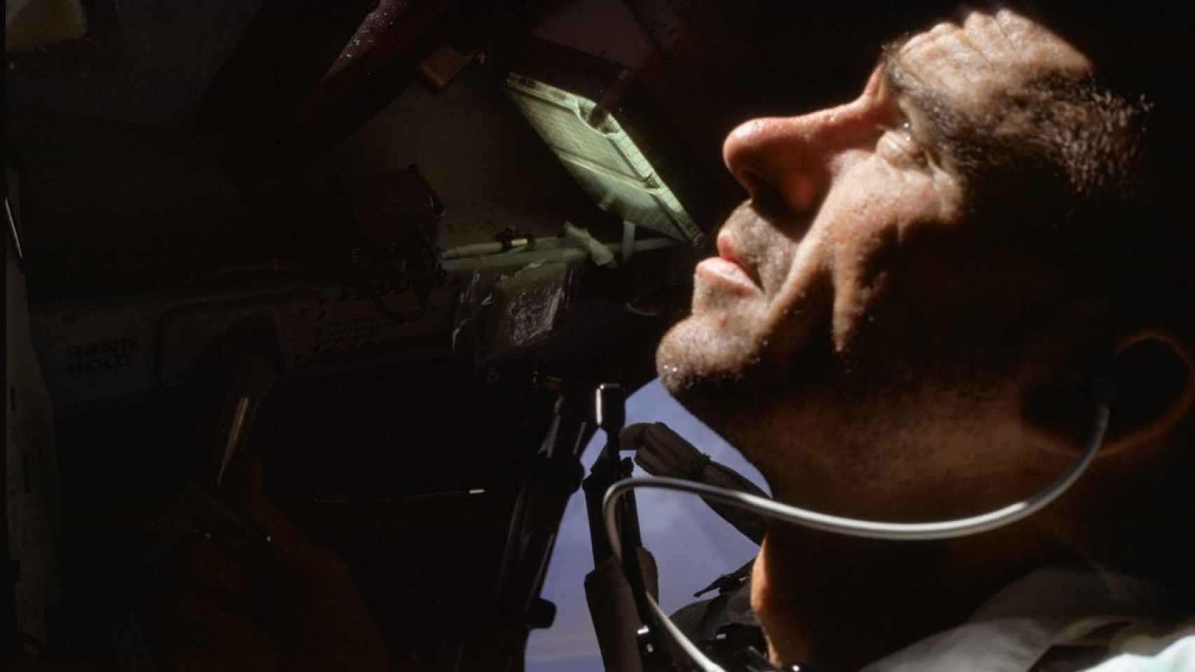 Walt Cunningham pilotando el módulo lunar en la misión Apolo VII.