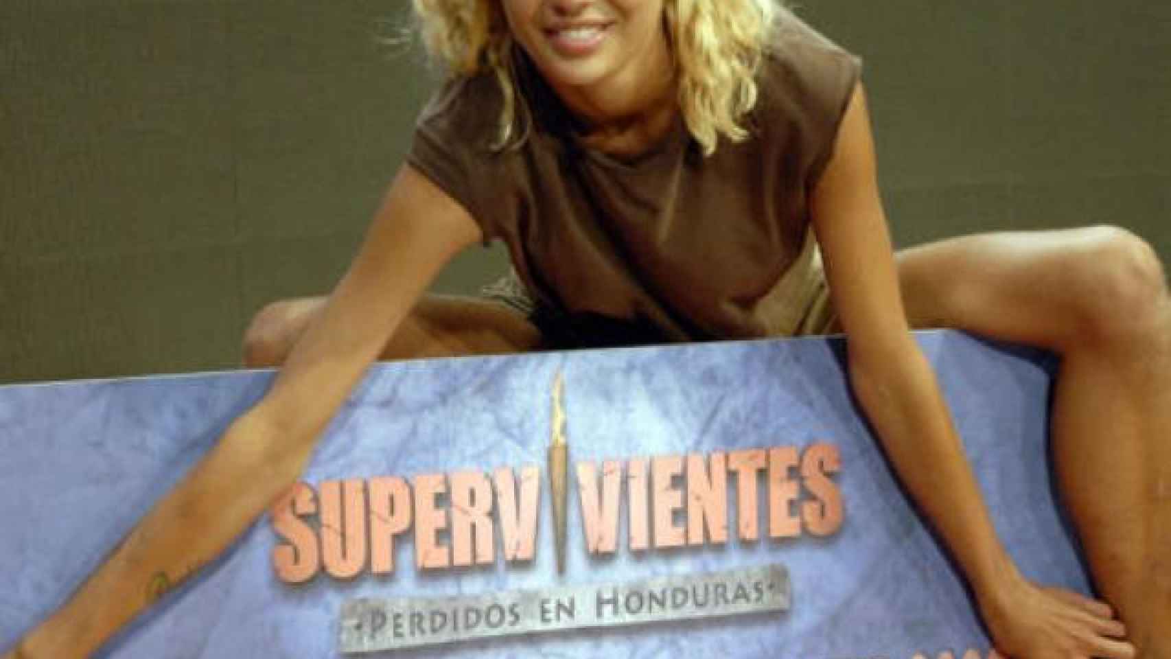 Miriam Sánchez con el cheque de ganadora.