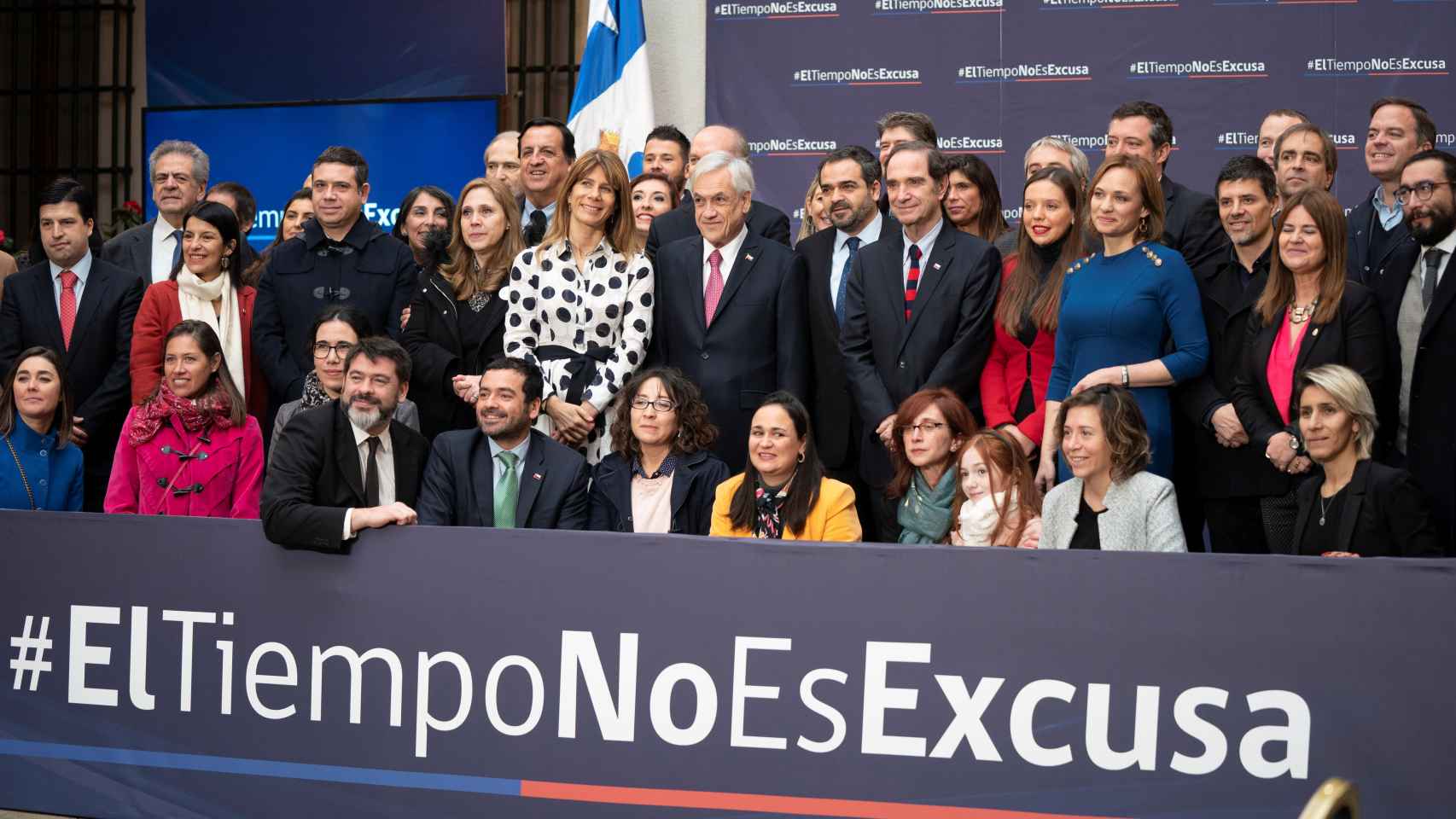 Sebastián Piñera junto con miembros de su gobierno tras la promulgación de la ley.