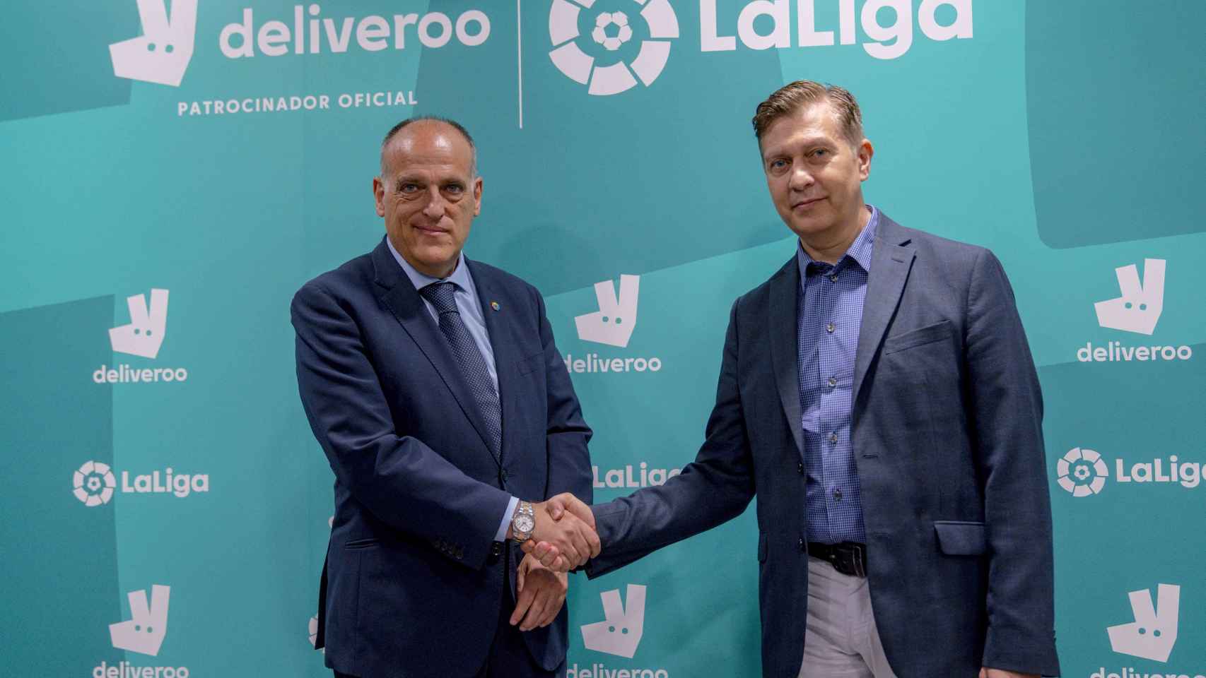 Gustavo García Brusilovsky, director general de Deliveroo España, y Javier Tebas, presidente de LaLiga.