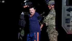 El Chapo escoltado por soldados en Ciudad de México en 2016