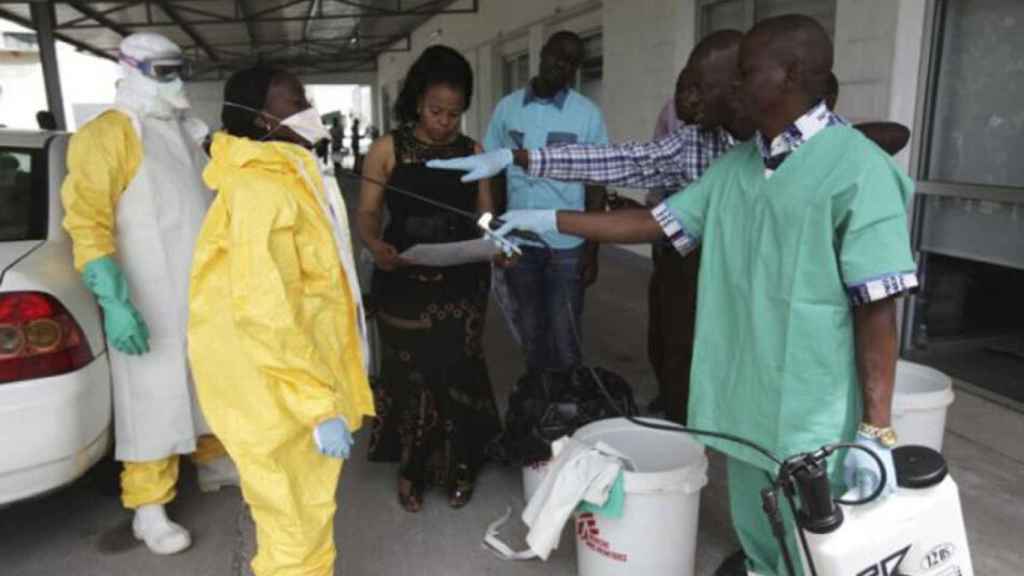 Un grupo de sanitarios controla la pandemia del ébola en el Congo.
