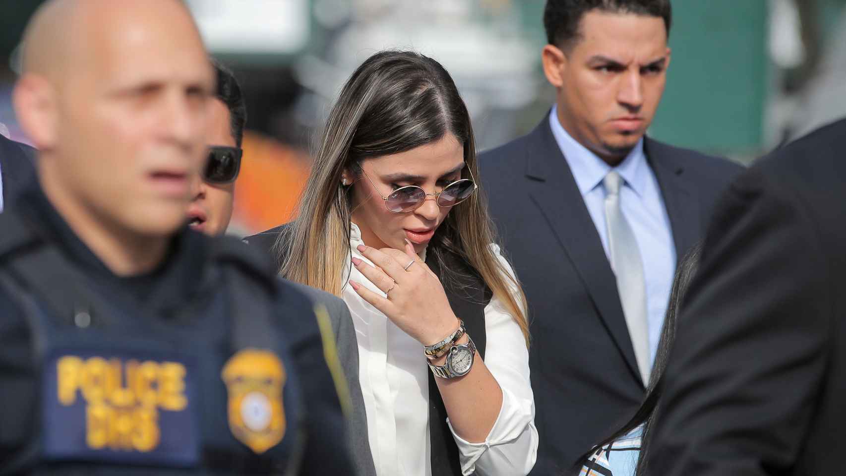 Emma Coronel, esposa del 'Chapo', a su llegada al tribunal.