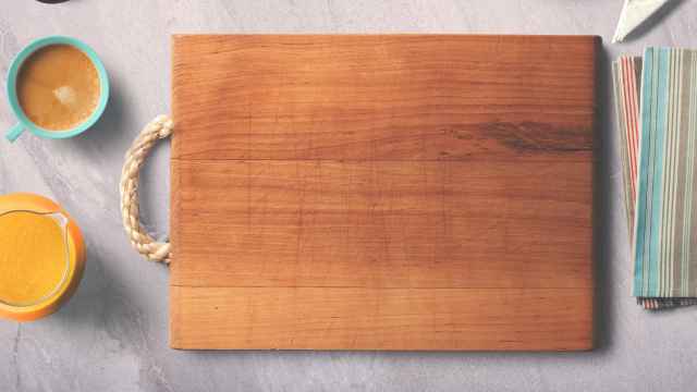 Una típica tabla de madera para cortar alimentos.