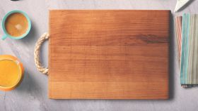 Una típica tabla de madera para cortar alimentos.