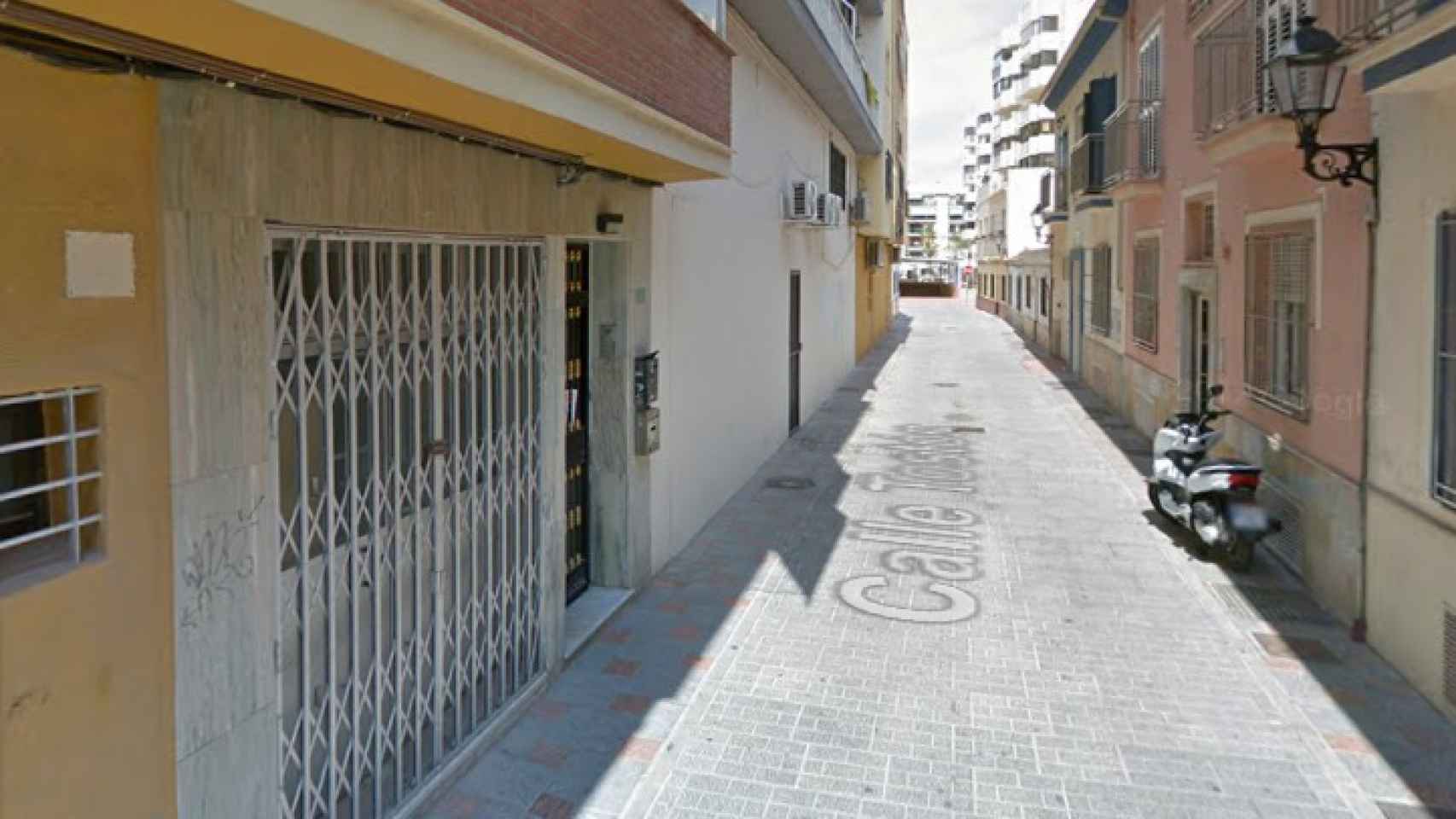 Calle Tostón en Fuengirola (Málaga), donde se produjo el robo del bolso.
