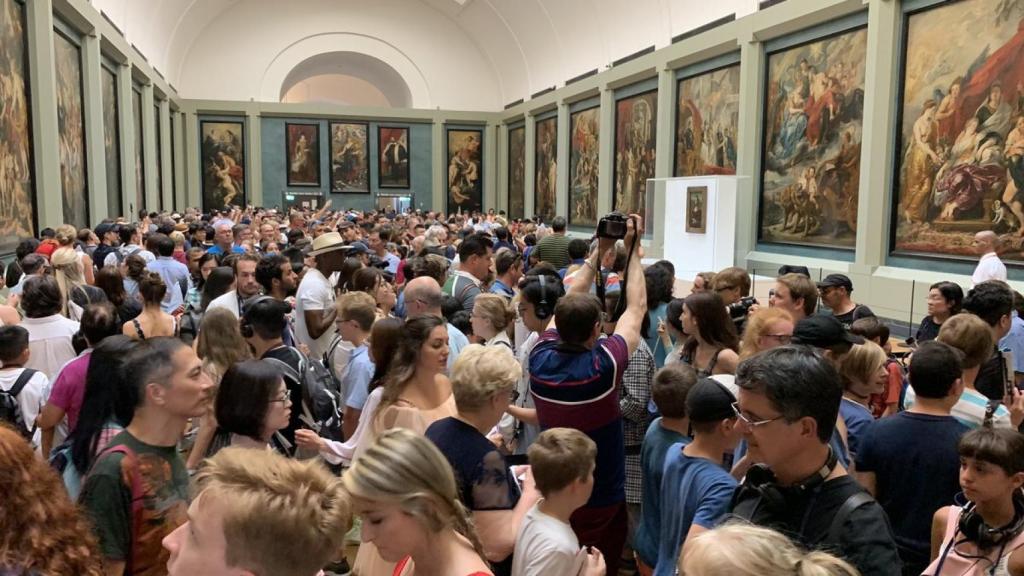 La Galería Médicis, donde se expone la 'Mona Lisa' temporalmente, abarrotada.